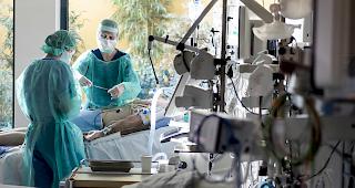 Medizinisches Personal am Montag bei der Arbeit auf der Intensivstation des Krankenhauses «Hopital Pourtales» in Neuchatel.