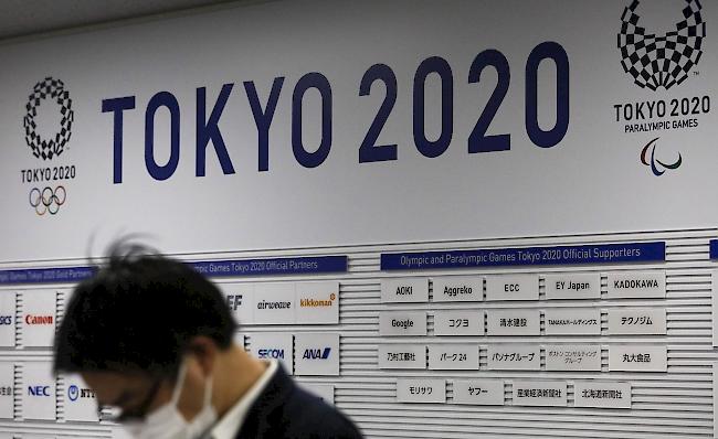 Wegen der Coronavirus-Pandemie haben sich Japans Regierungschef Shinzo Abe und IOC-Chef Thomas Bach auf eine Verschiebung der im Sommer in Tokio geplanten Olympischen Spiele geeinigt.
