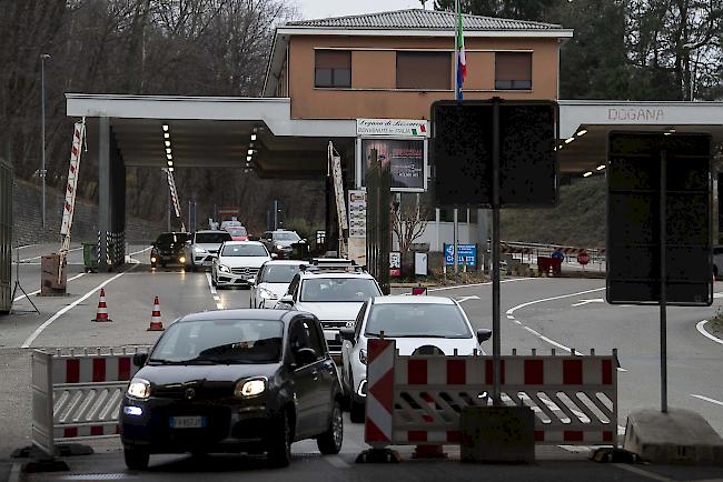 Der Bund schloss am 11. und 17. März insgesamt 14 kleinere Grenzübergänge zwischen Italien und der Schweiz, um den Verkehr besser kontrollieren zu können. (Bild: Bizzarone/Novazzano)