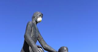 Geteilte Meinungen. Ist die Kunstperformance von Thomas Sarbach ein Sakrileg oder ein gutes Mittel um Menschen zu sensibilisieren?