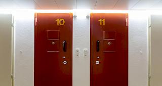 Dicht machen. Insassen d&uuml;rfen nicht aus dem Gef&auml;ngnis, der Virus darf nicht rein.