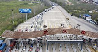 Wuhan. In der chinesischen Stadt Wuhan kehrt allm&auml;hlich der Alltag zur&uuml;ck: Die Isolation der Millionenmetropole, die als Ausgangspunkt der Coronavirus-Pandemie gilt, ist am Samstag (Ortszeit) beendet worden.