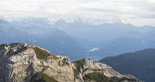 Blick vom Pilatus Richtung Sarnen.   Am Samstagmorgen ist ein Wanderer beim Aufstieg in Richtung Pilatus auf einem Schneefeld ausgerutscht. Dabei sei der 26-J&auml;hrige zirka 100 Meter abgest&uuml;rzt und habe sich schwere Verletzungen zugezogen.