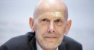 Auf den 30. April werde Koch nach zwölf Jahren an der Spitze der Abteilung Übertragbare Krankheiten des BAG pensioniert. Aufgrund der ausserordentlichen Lage bleibe er dem Bund aber erhalten.