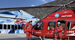 Crew der Air Zermatt auf der Helibasis in Gampel mit Schutzmasken.