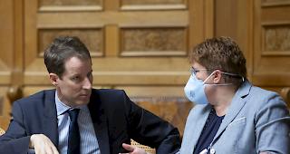 SVP: Es sei unverständlich, dass das Bundesamt für Gesundheit die Wirksamkeit von Hygienemasken immer wieder infrage stelle. Das sei eine reine Notlüge, weil die Pflichtlager nicht gefüllt seien.