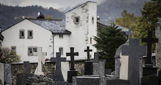 <b>Abschied mit Abstand.</b> Das Bistum hat die Regeln ge&auml;ndert.