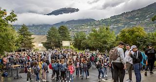 <b>Viele Fragen.</b> Jugendlichen und Kindern wird derzeit viel abverlangt, sagt Josette Huber. (Symbolbild: Visper Schulbeginn im August 2019)