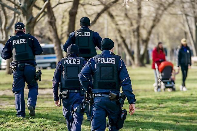 Nachrichtenüberblick: 3M-Masken für Berliner Polizei nicht umgeleitet. Nach einem Bericht von t-online.de dementierte das Weisse Haus Vorwürfe, die Berlins Innensenator Andreas Geisel (SPD) erhoben hatte. Er hatte von einem «Akt moderner Piraterie» gesprochen.