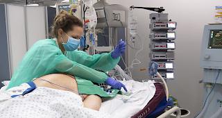 Notfallstation mit einem Coronavirus-Patient im Lausanner Universitätsspital Chuv. Die Ansteckungsrate beläuft sich in der Schweiz auf 236 Fälle pro 100'000 Einwohner.