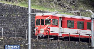 Ein Personenzug der Matterhorn-Gotthard-Bahn beim Bahnhof in G&ouml;schenen im Kanton Uri. (Archivbild)
