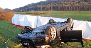 Schaffhausen: Das Auto &uuml;berschlug sich bei dem Unfall mehrere Male. Der Fahrer wurde aus dem Wagen geschleudert.