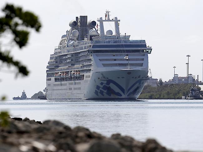 Nachrichtenüberblick: Das Kreuzfahrtschiff Coral Princess mit zwei am Coronavirus gestorbenen Passagieren legt im Hafen von Miami an.