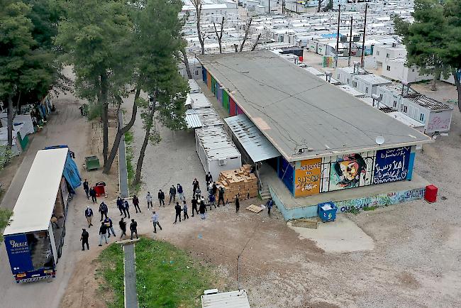 Nachrichtenüberblick: Zweites Flüchtlingslager nahe Athen unter Corona-Quarantäne. Bild: Das Camp Ritsona, das bereits Anfang vergangener Woche unter Quarantäne gestellt worden war.