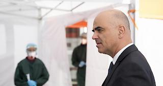 Gemäss Gesundheitsminister Alain Berset scheint es «illusorisch», dass die Corona-Massnahmen nach Ablauf der vorerst angesetzten Frist vom 19. April bedeutend gelockert werden können. (Archivbild)