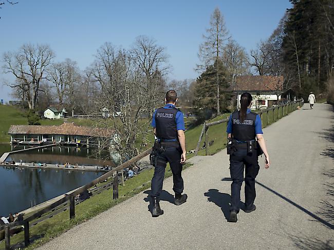 Nachrichtenüberblick: St. Galler Polizei rückt über hundert Mal wegen Corona-Regeln aus. (Bild: Patrouille der Stadtpolizei St. Gallen in einem Naherholungsgebiet)