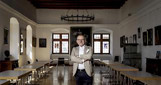 Stadtpr&auml;sident Louis Ursprung im Rittersaal mit dem umplatzierten Inventar, wo neuerdings die Ratssitzungen stattfinden.