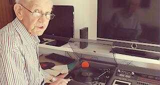 Carlo Franzoni ist 86 Jahre alt und Bewohner im Altersheim Englischgruss. Jeden Tag spielt er f&uuml;r die Bewohner Musik.