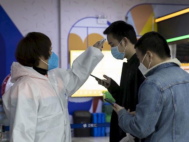 Nachrichtenüberblick: Die Gesundheitsbehörden in China verzeichnen einen leichten Anstieg der Neuinfektionen. Per Sonntag seien 39 neue Fälle in Festland-China registriert worden. 38 davon seien Menschen, die aus dem Ausland eingereist seien.