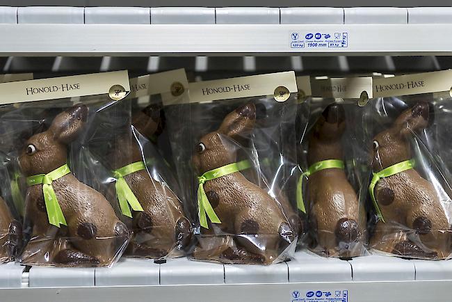 Im Gegensatz zu den kleinen Schokoladenproduzenten, die ihre Produktion stoppen mussten, haben die grösseren Fabriken wie die Coop-Tochter Chocolat Halba schon früh mit der Herstellung von Osterhasen begonnen. (Archivbild)