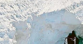 Weggerutscht. Im Skigebiet Klein Matterhorn ist ein  Pistenfahrzeug in eine Gletscherspalte gefallen. Foto Facebook