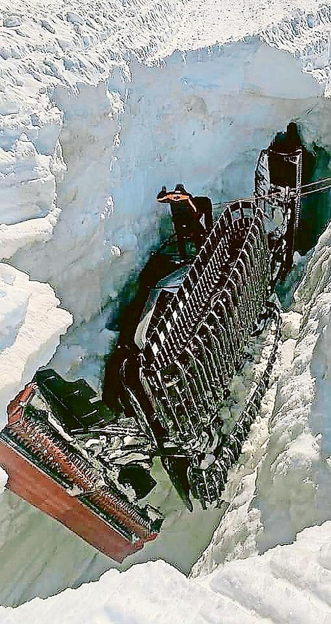 Weggerutscht. Im Skigebiet Klein Matterhorn ist ein
Pistenfahrzeug in eine Gletscherspalte gefallen. Foto Facebook
