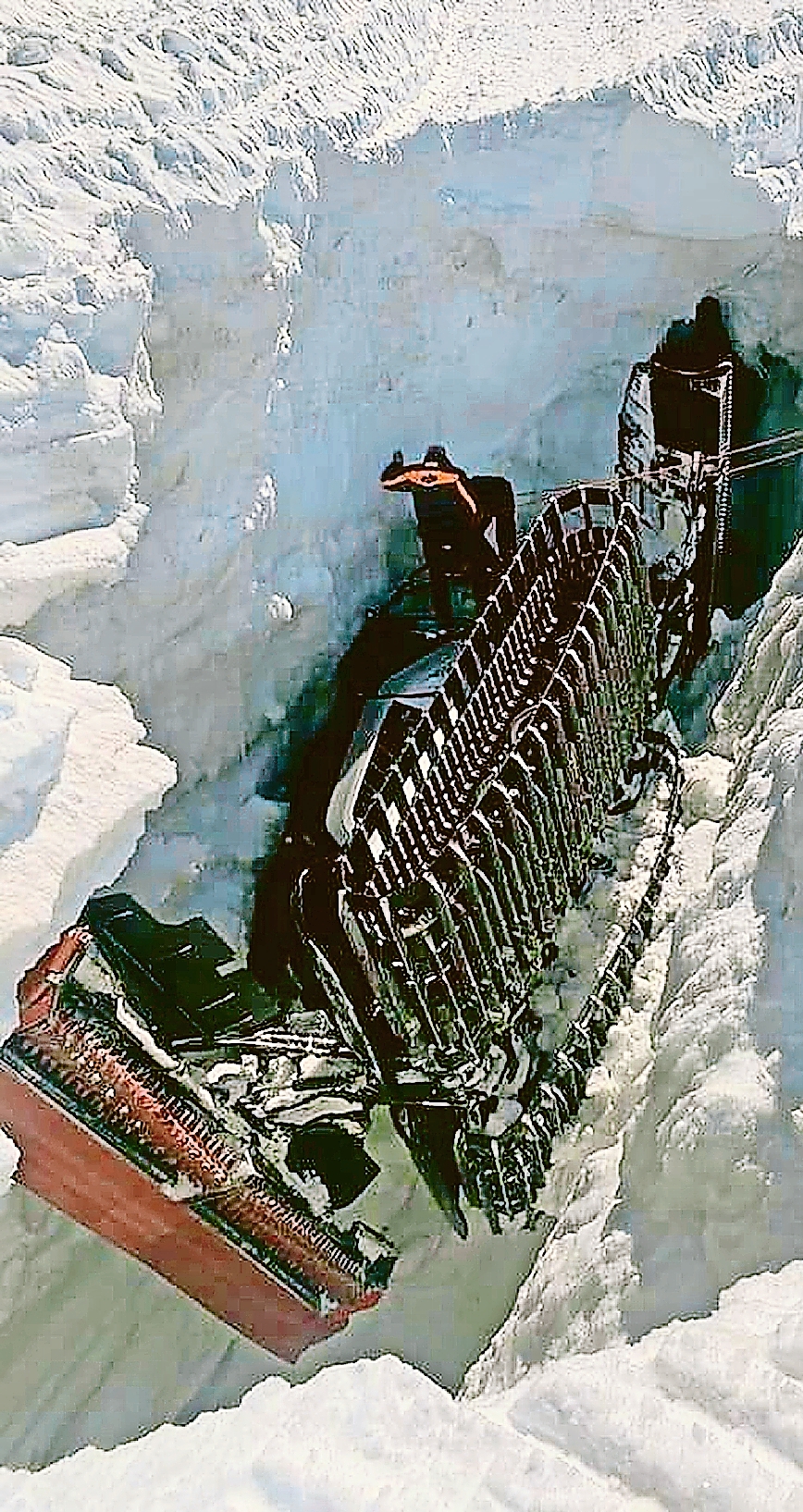 Auf Plateau Rosa Pistenfahrzeug fällt in Spalte 1815.ch