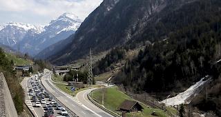Vor allem das Tessin befürchtet, dass viele Menschen aus der Deutschschweiz an Ostern in ihre Ferienhäuser im Südkanton reisen wollen. (Archivbild: Osterstau vor dem Gotthard Nordportal)
