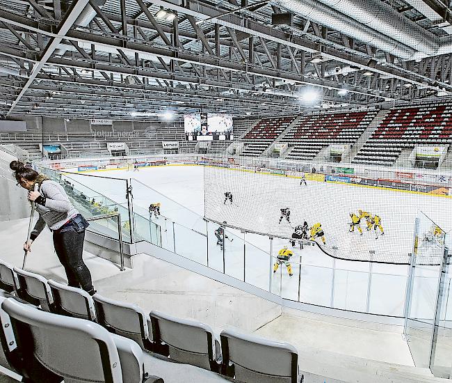 «Dann wäre die Katastrophe perfekt». Wann startet die nächste Saison? Mit oder ohne Fans, wie hier beim letzten Geisterspiel
in der Lonza Arena?Fotos mengis media/Alain amherd und Andrea Soltermann