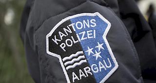 Verletzt wurde niemand. Am Fluchtwagen sowie an zwei Autos der Kantonspolizei Aargau entstand Sachschaden