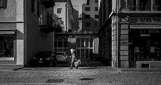 Leere. Eine Passantin bei der ZAP in Brig. 